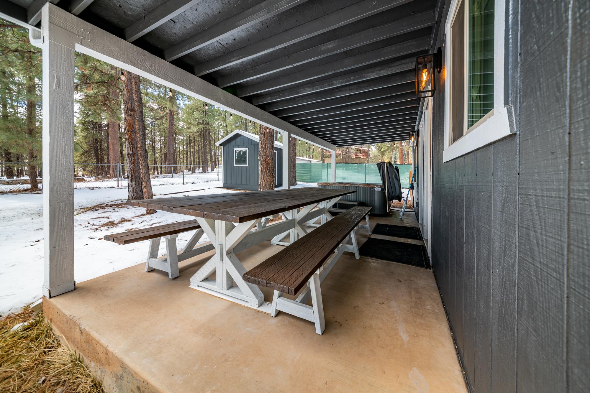 Covered patio with outdoor dining